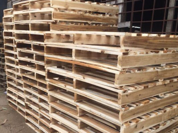 Các Yếu Tố Ảnh Hưởng Đến Giá Thành Của Pallet Gỗ